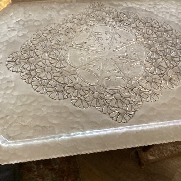 VINTAGE SERVING TRAY WROUGHT ALUMINUM IN DAISY PATTERN BY CONTINENTAL SILVER CO. - Picture 4 of 6